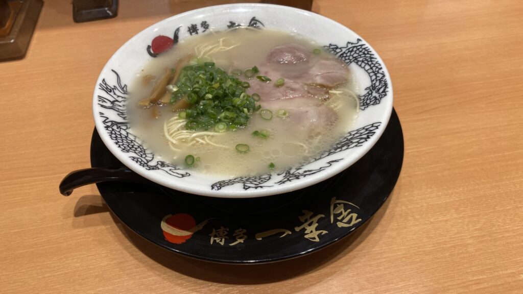 福岡空港の3階には「ラーメン滑走路」 最後に博多ラーメンを１杯！