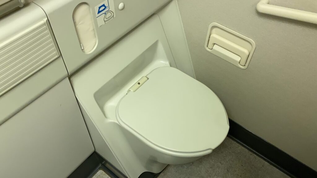 B777-200ではトイレも更新