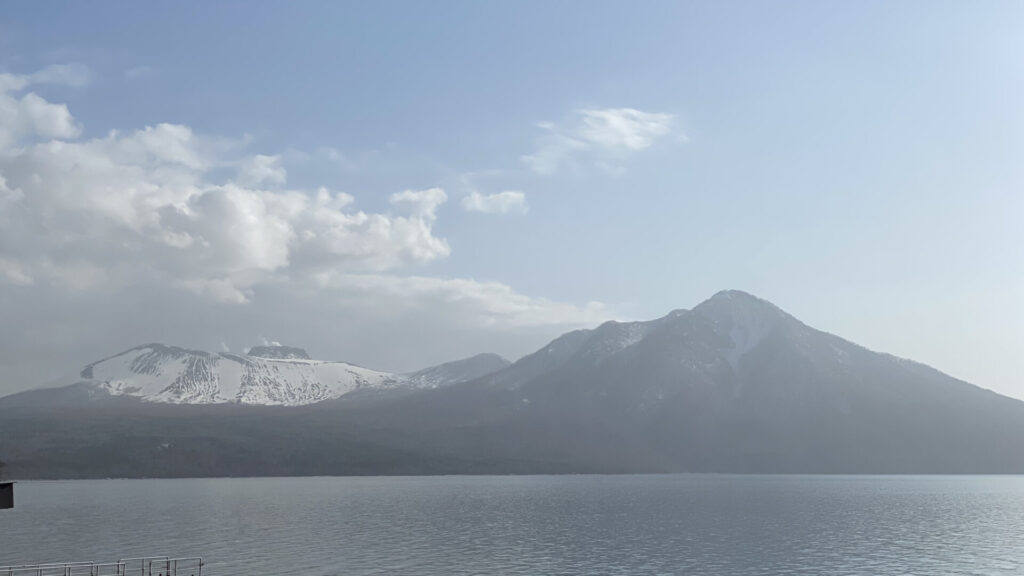 支笏湖から見える山