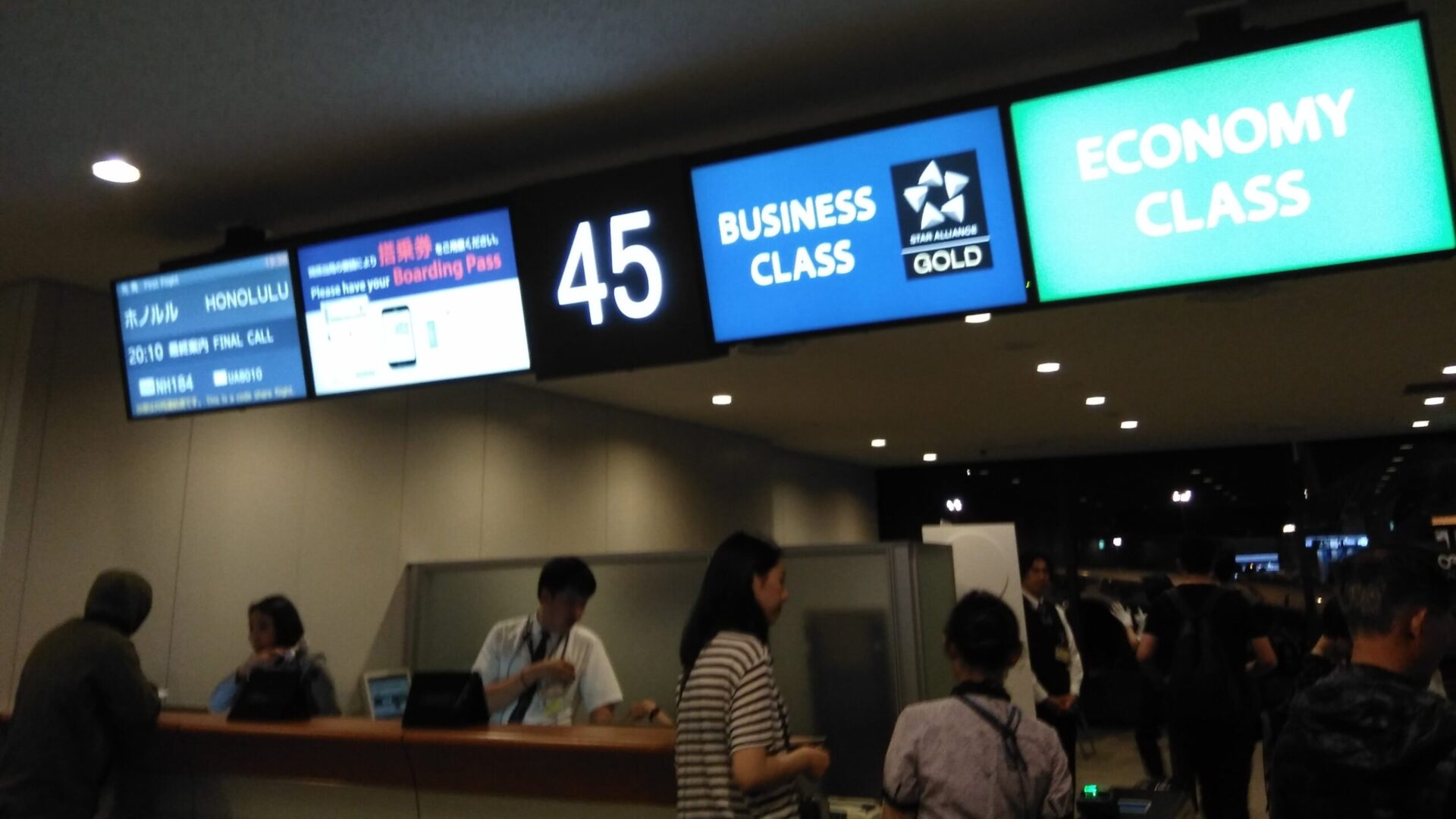 ANAのホノルル行きA380出発前の成田空港のゲート