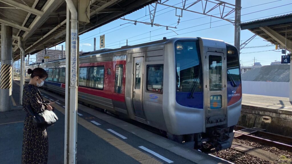 快適性を選んで、途中の伊予市駅までは特急宇和海に乗車