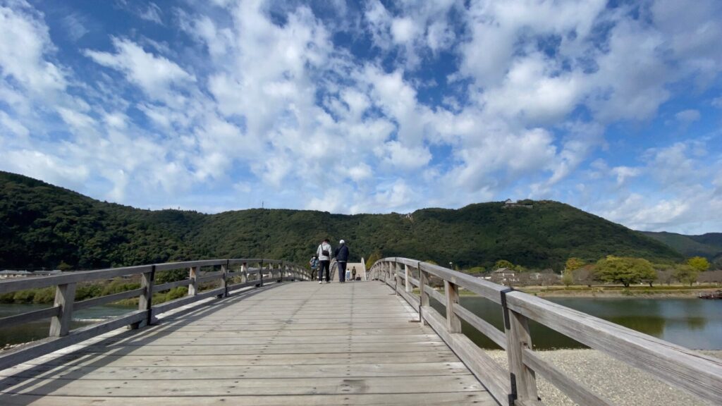 錦帯橋は美しい5連の木造アーチ橋