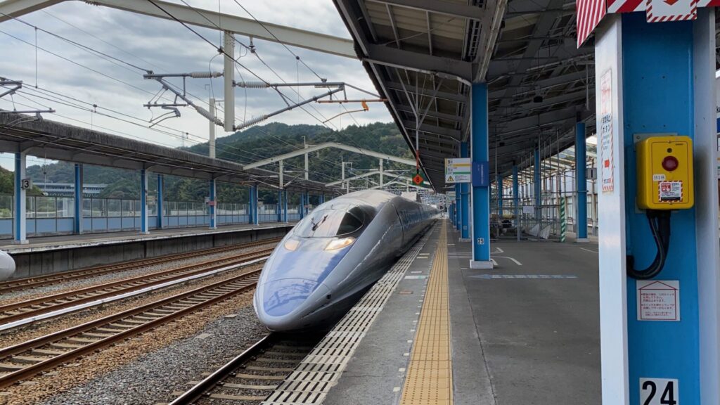 JR西日本ー新幹線経営を軸として広大な地域の赤字ローカル線を維持する