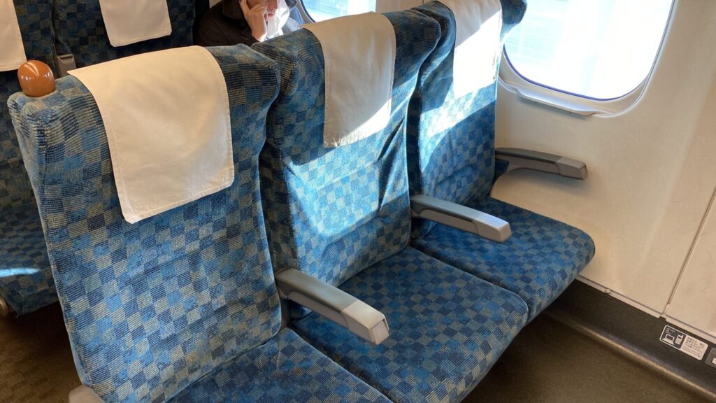 普通車自由席も東海道新幹線より落ち着いた雰囲気の内装
