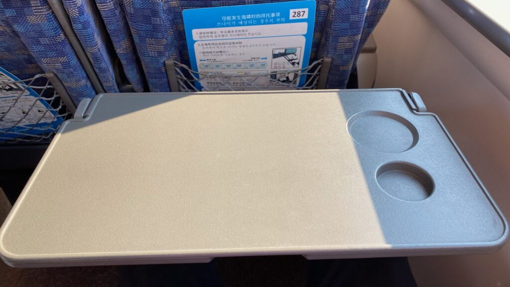 座席はJR西日本の特急列車としてはスタンダードな座席