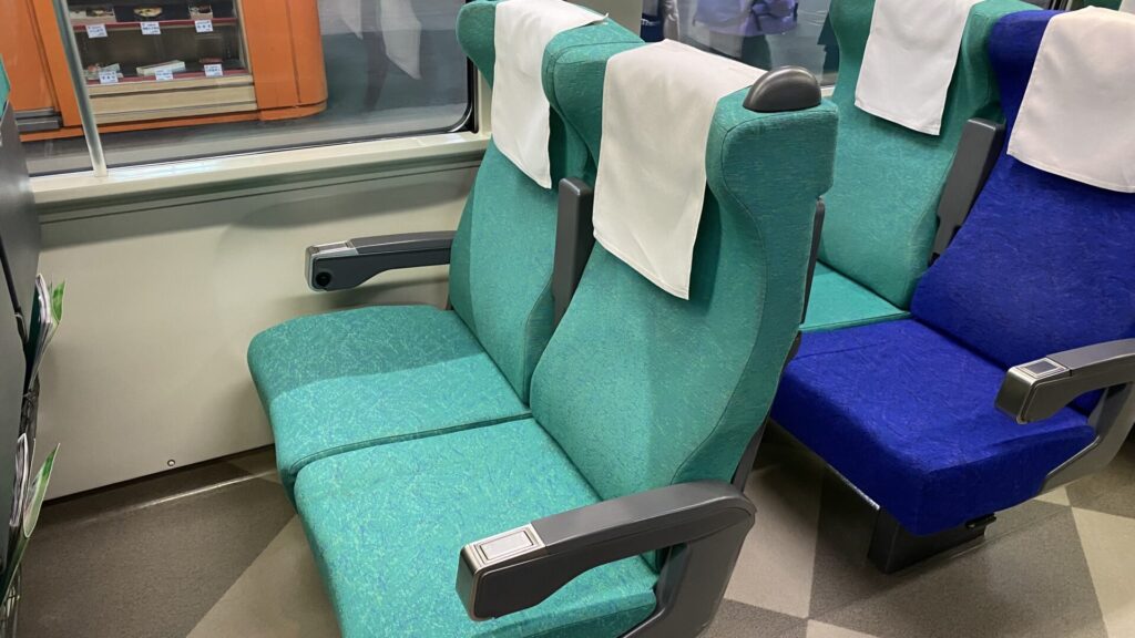 車内の座席はJR北海道の標準的な特急座席