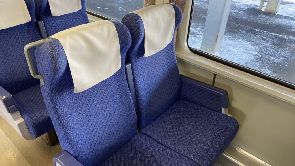 一部の列車（キハ281系）の普通車自由席は少し古い座席