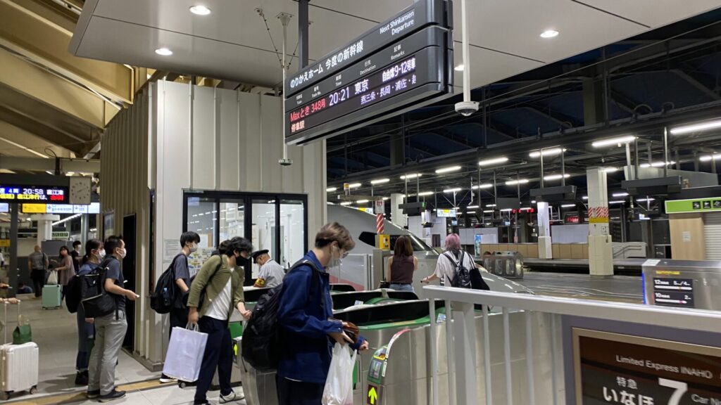 新潟駅では特急「いなほ」に接続・対面乗り換え