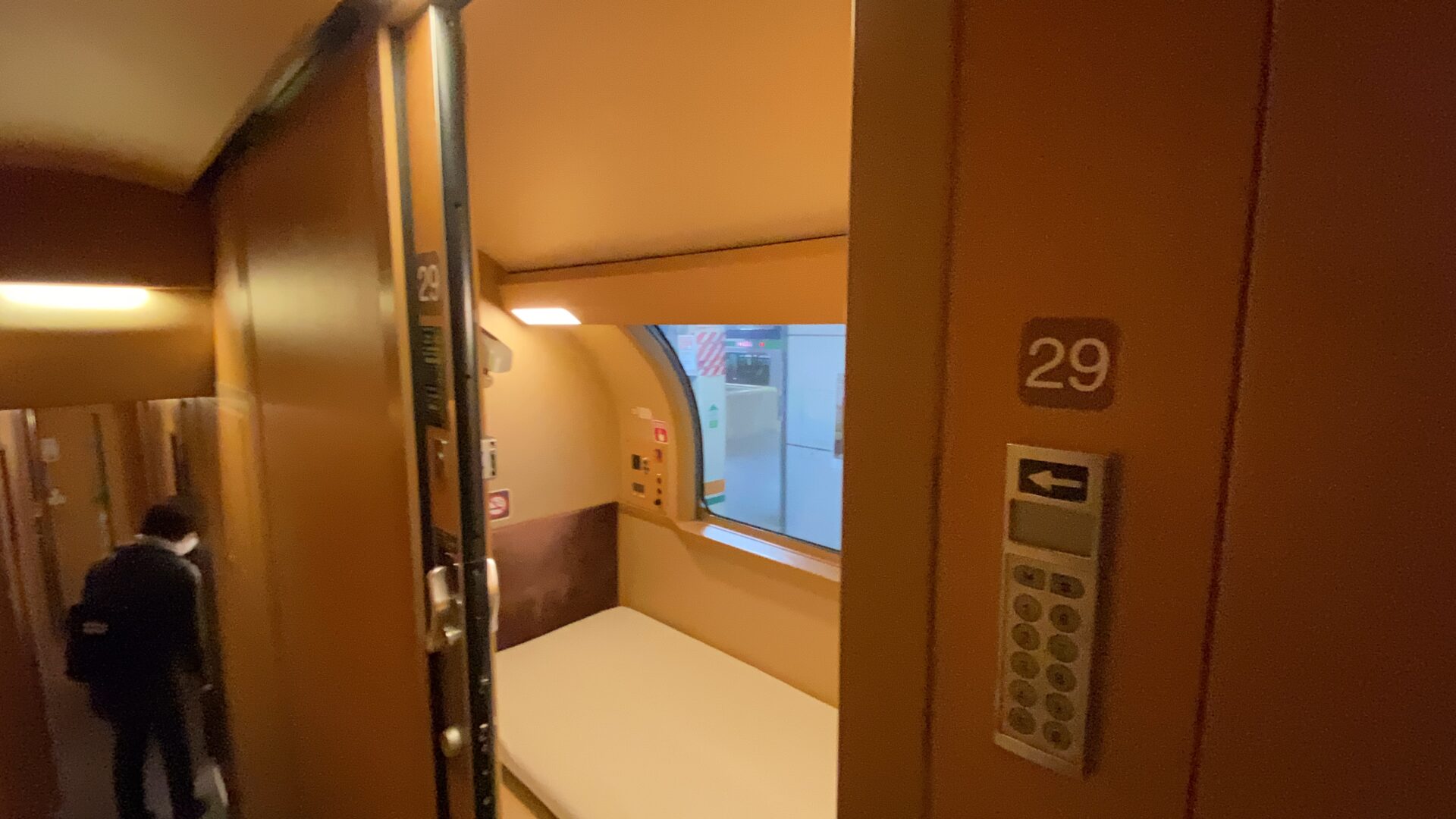 サンライズ瀬戸・サンライズ出雲のアメニティ・個室設備　シングルの個室は1階でも2階でもほぼ同じ “秘密基地感”のあるプライベートな空間