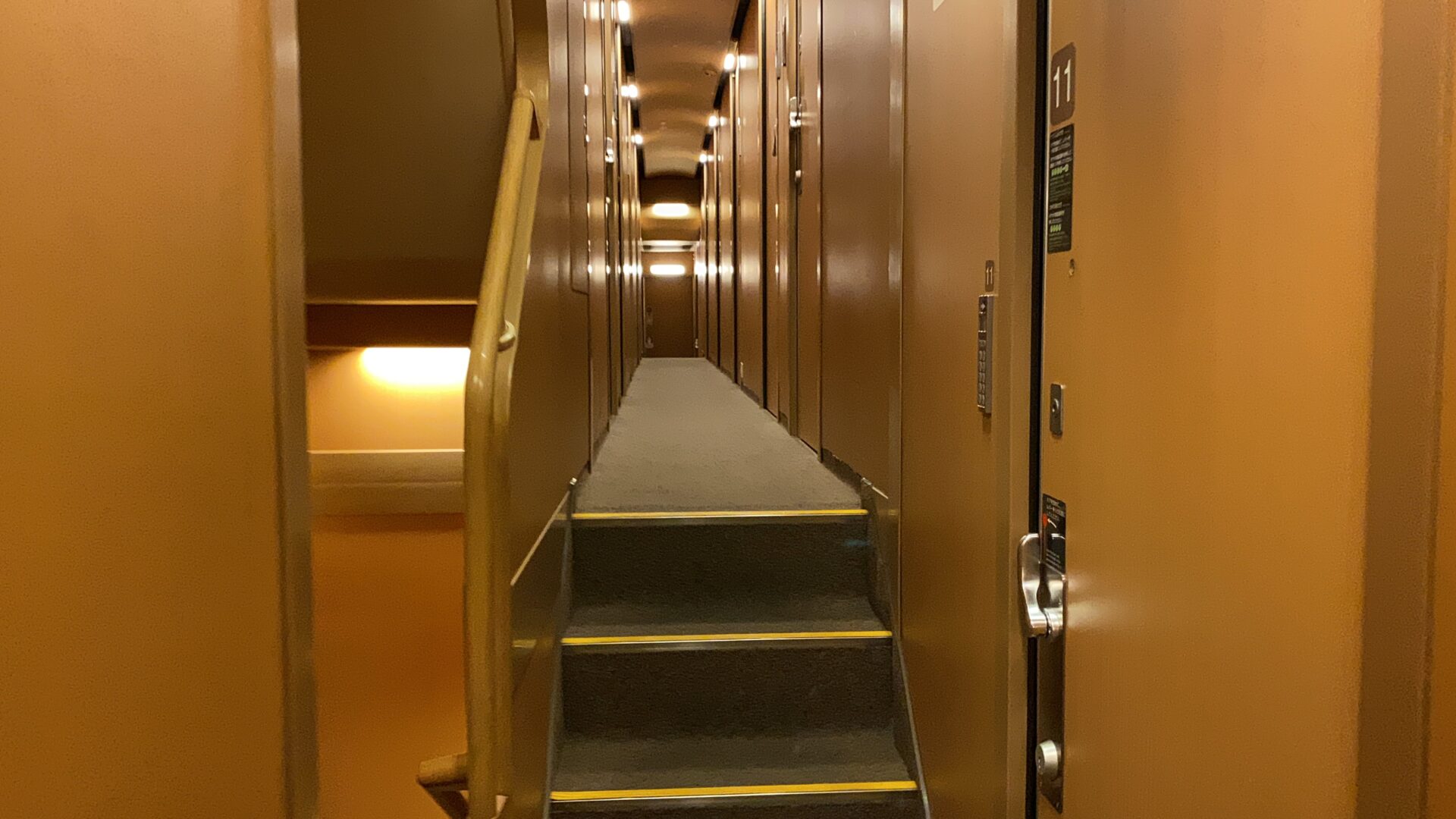 サンライズ瀬戸・サンライズ出雲のシングル個室の室内　シングルの個室は1階でも2階でもほぼ同じ “秘密基地感”のあるプライベートな空間