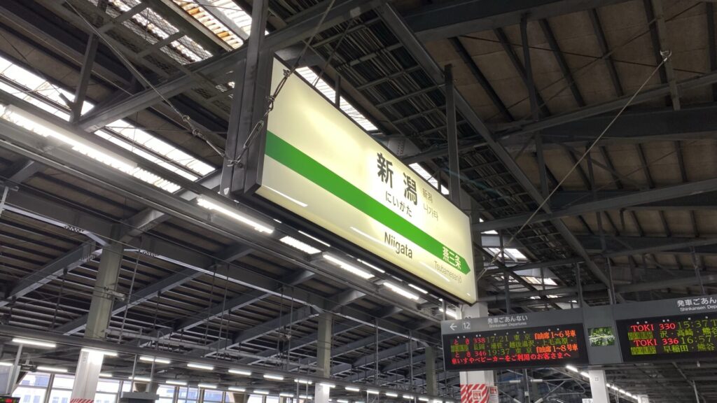 新潟駅では特急「いなほ」に接続・対面乗り換え