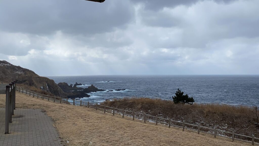 冬の日本海 寒々しい白波が立つ戸賀湾へ