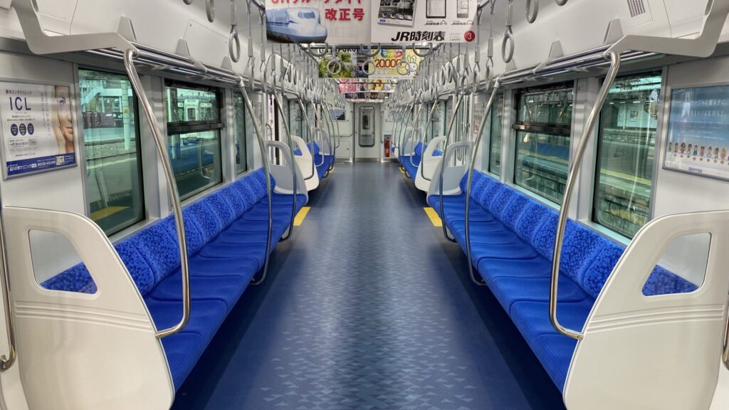 新型の通勤電車315系は、ロングシートであるものの座席は快適