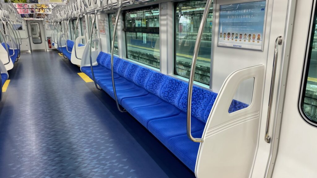 新型の通勤電車315系は、ロングシートであるものの座席は快適