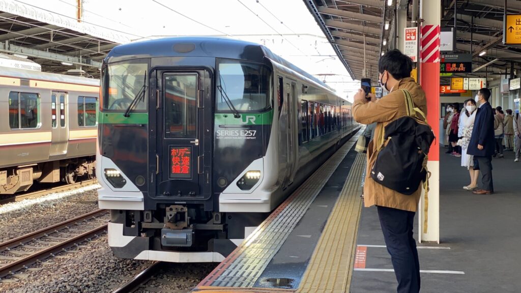 JR東日本のE257系を使用