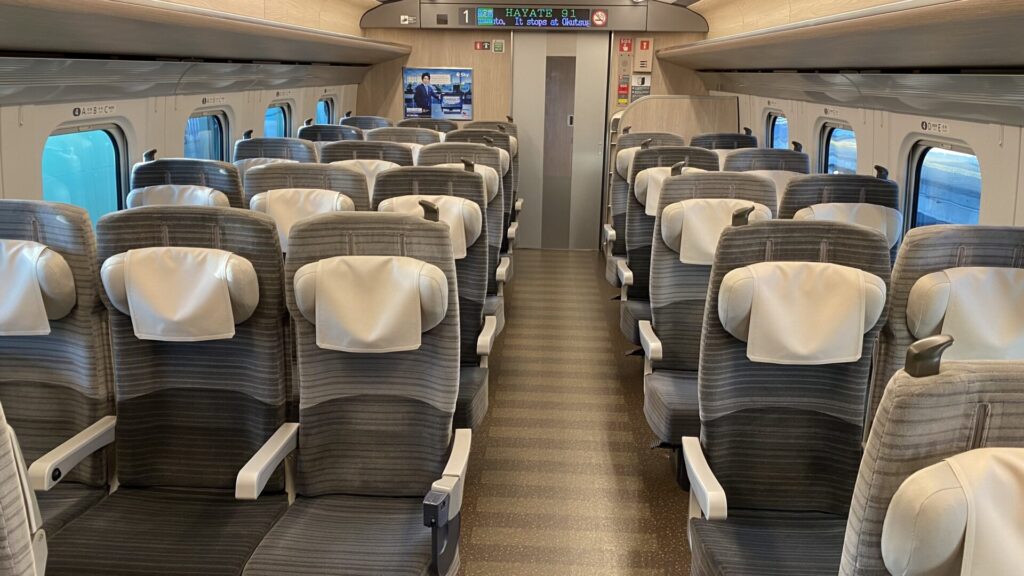 E5系新幹線で運転される列車は一部で普通車も全席コンセント完備！
