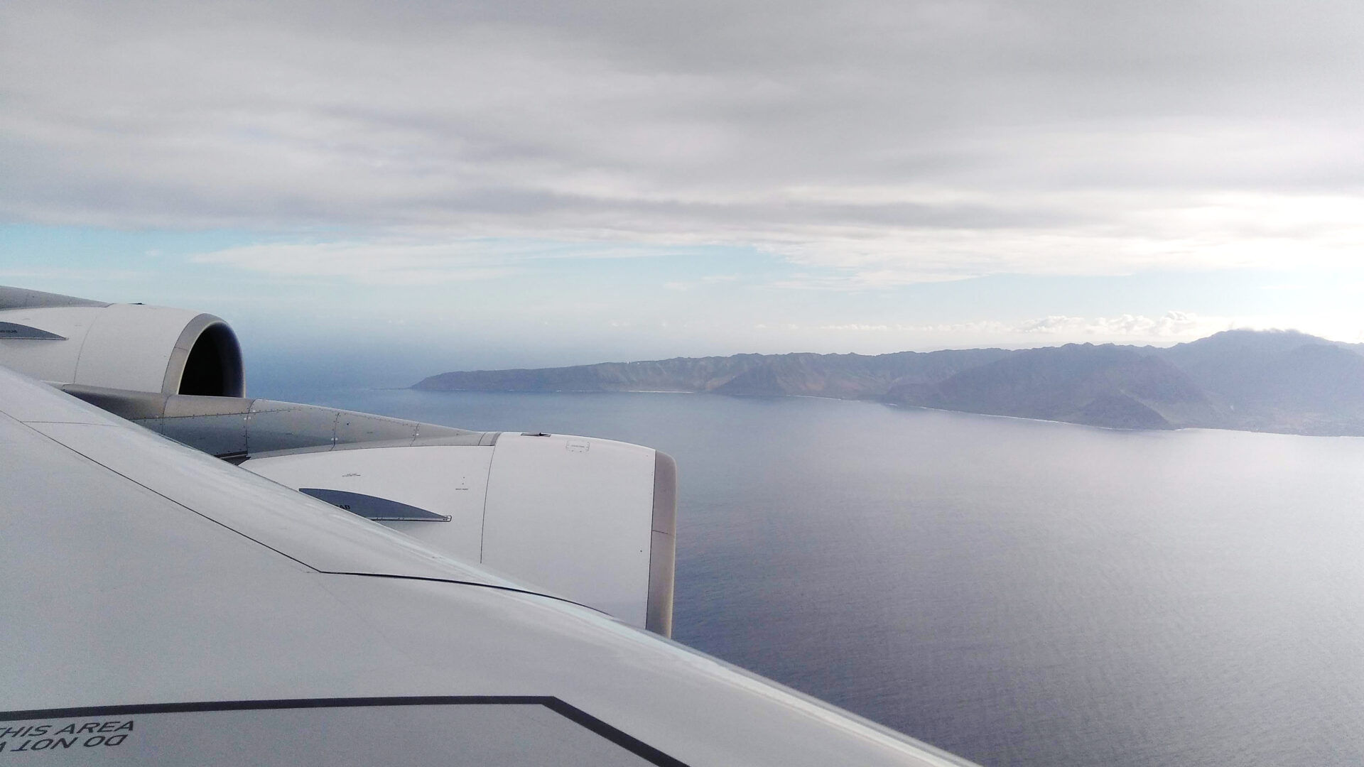 ハワイ・ホノルル路線の飛行機は、右側？左側？どちらがいい？ 日本→ホノルル 出発便では左側から朝日とオアフ島が美しく見られる