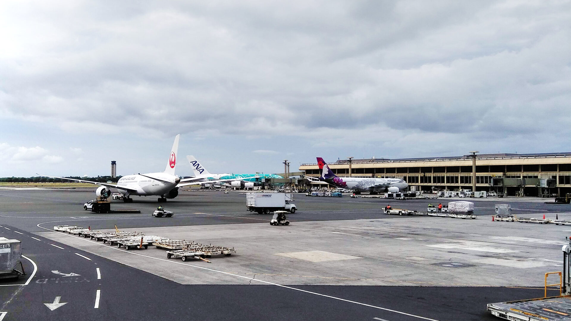 ハワイ・ホノルル路線の飛行機は、右側？左側？どちらがいい？ ホノルル→日本便 帰国便では左側座席からダイヤモンドヘッドが見られるかも？！