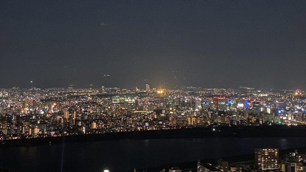 大阪の夜景を一望できる！梅田スカイビル空中庭園に行ってきた 空中庭園は、独特のデザインをした大展望台