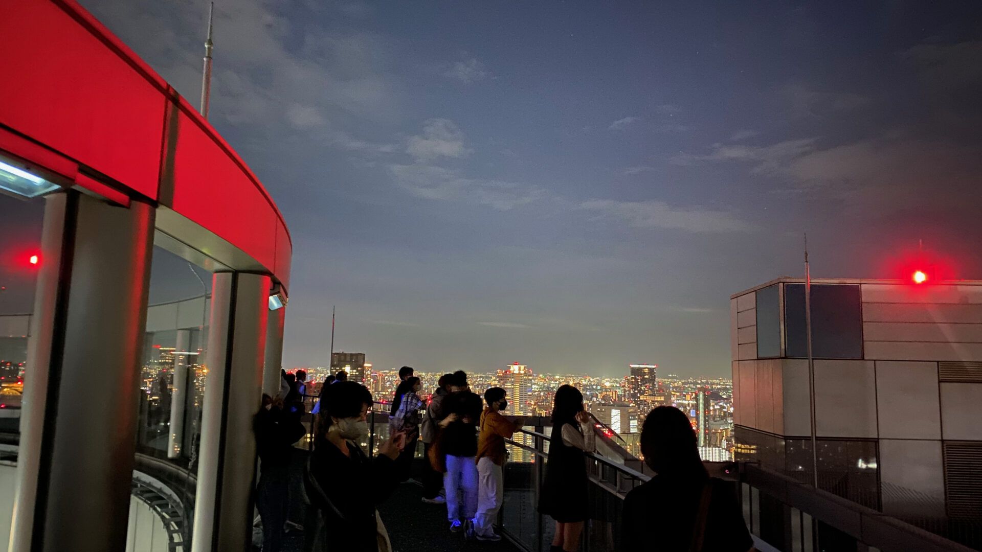 大阪の夜景を一望できる！梅田スカイビル空中庭園に行ってきた 空中庭園は、独特のデザインをした大展望台