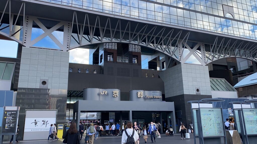京都駅は巨大 新幹線以外に在来線の待合室なども