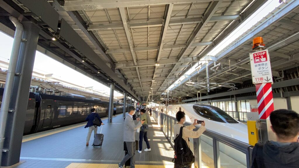 武雄温泉駅で西九州新幹線「かもめ」号と接続