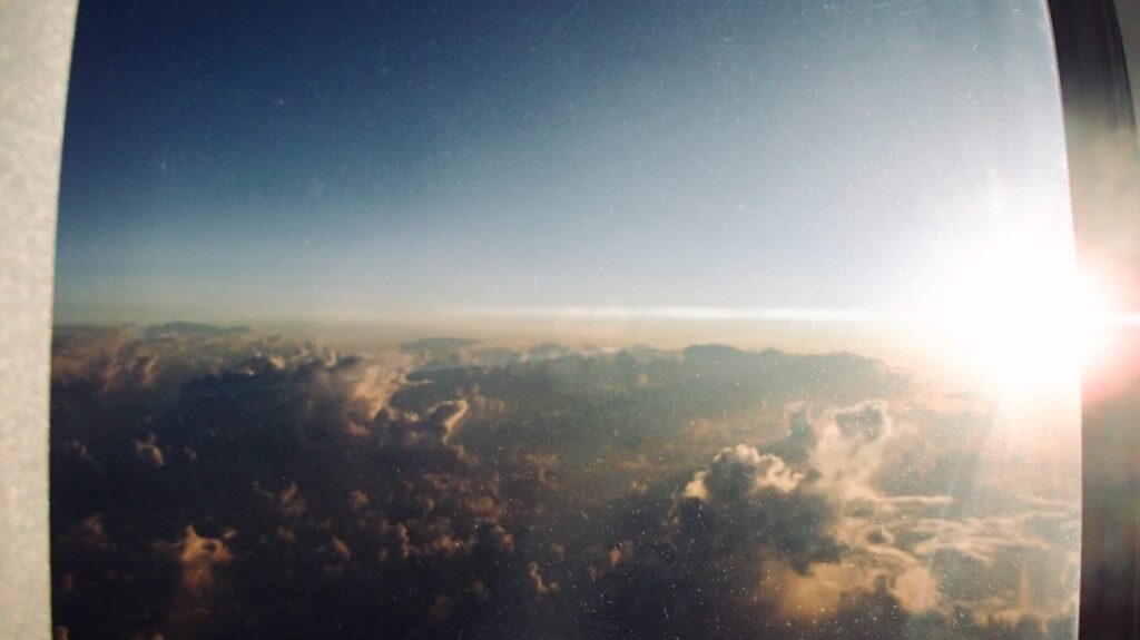ANAのA380 Flying Honuから見える朝日