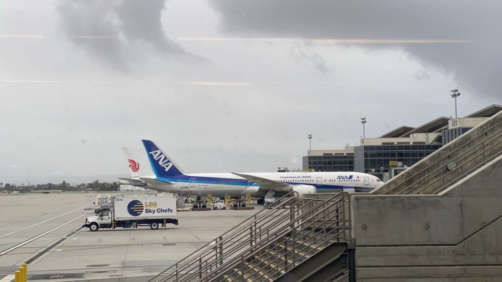 ANA便やJAL便、ZipAirなど日本からの直行便も多数設定