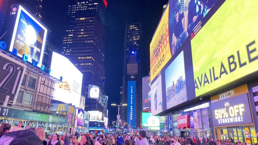 夜のタイムズスクエアで「眠らない世界の中心・ニューヨーク」を感じる