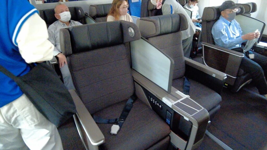 ANA国内線B777のプレミアムクラス 新シートはSafran Seats US社製のシート