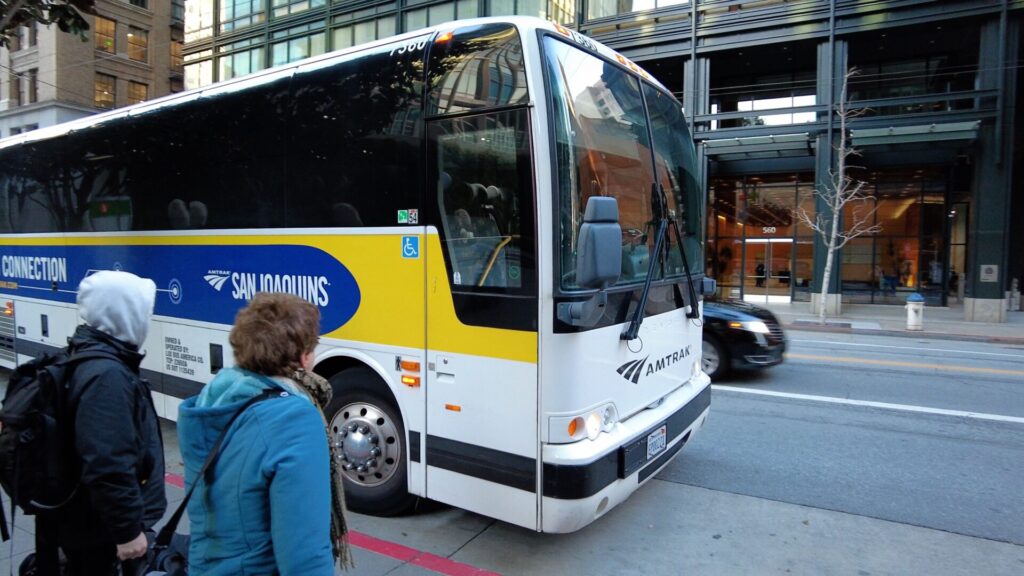 サンフランシスコ周辺で多数の列車が発着するエメリービル駅へは連絡バスで