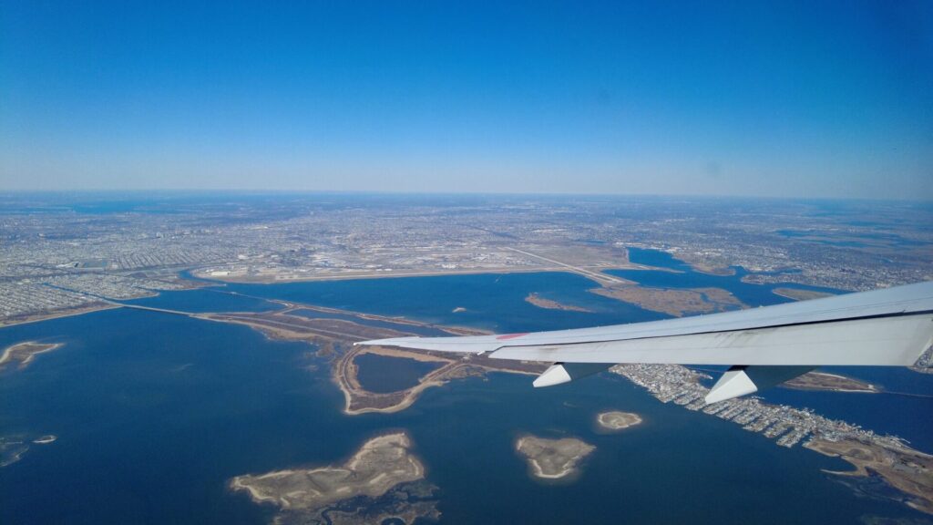 ニューヨーク・JFK空港を離陸し、アメリカに別れを告げる