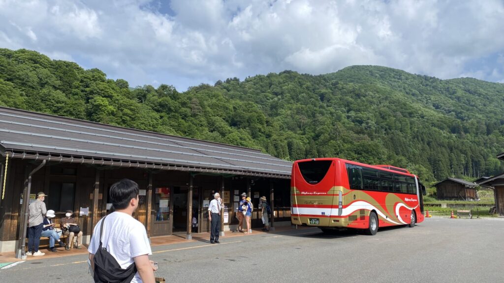 白川郷へは、高山・富山・金沢などからバスが運行