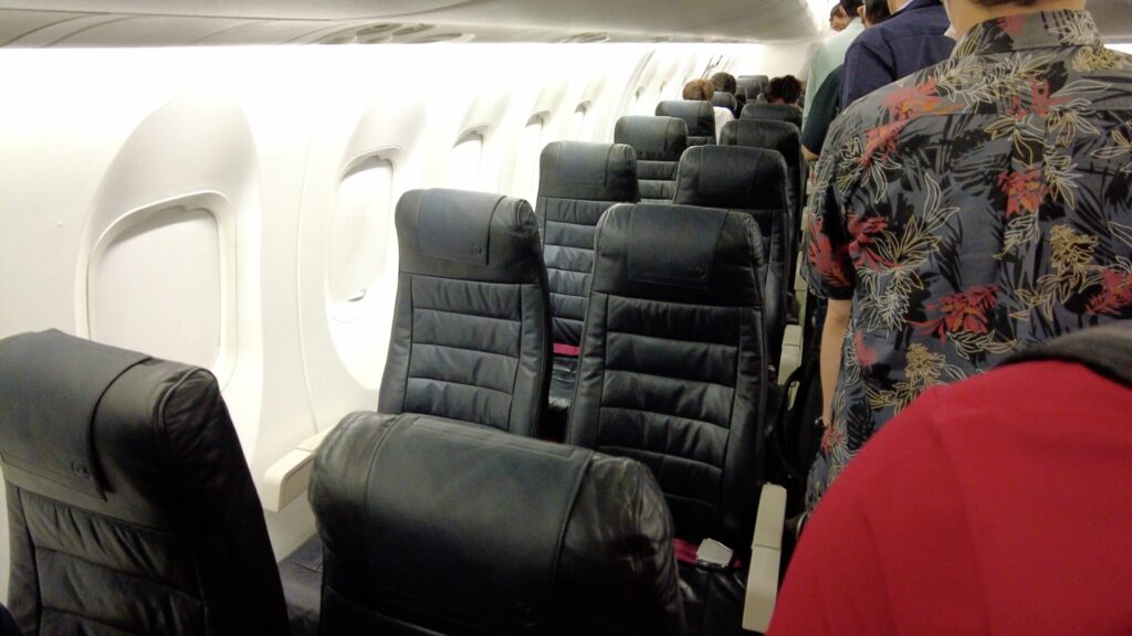 機内は革張りで座席間隔は広い