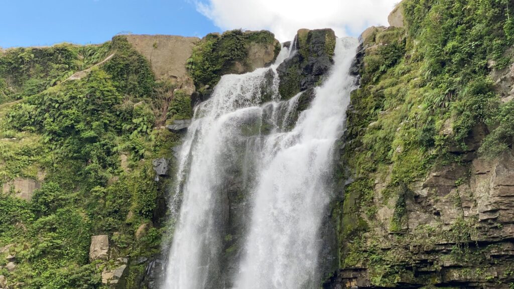 落差46mの巨大な滝は感動の大きさ