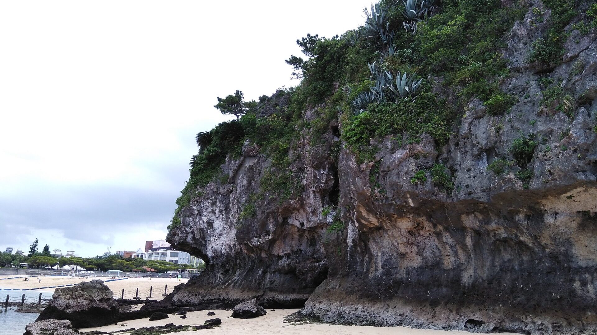 波の上ビーチは那覇市内にあるビーチ