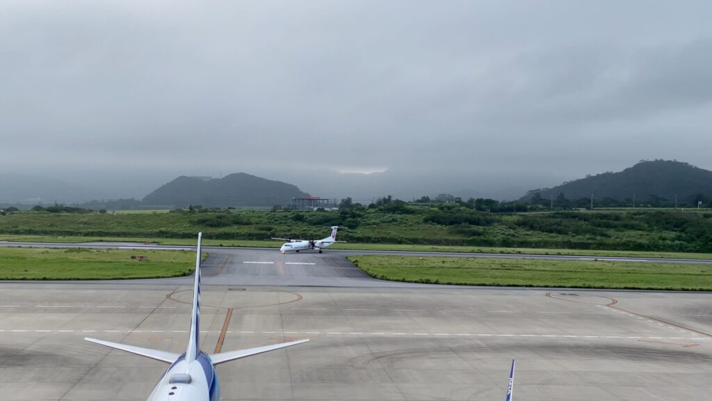 竹富島や石垣島を見ながら石垣空港へ着陸