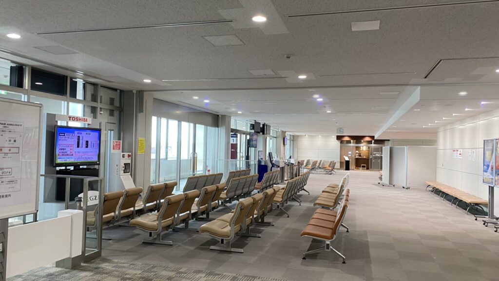 旭川空港の保安検査通過後の待合室の様子