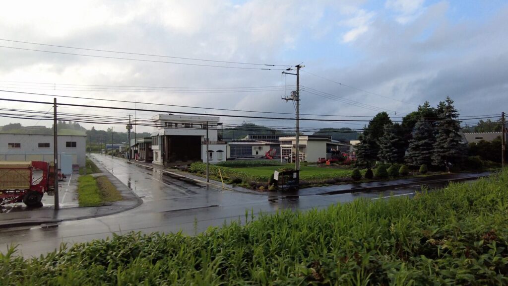 北海道の鉄路らしいのどかな景色を走り抜ける