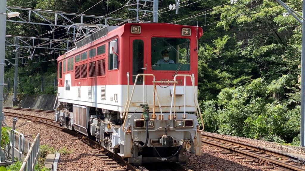 長島ダム駅でアプト式機関車を連結