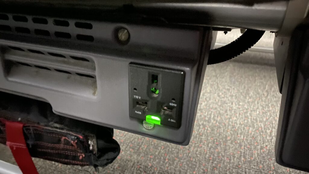 機内にWi-Fiの設置はないが、コンセント・USBを装備 シートモニターまで