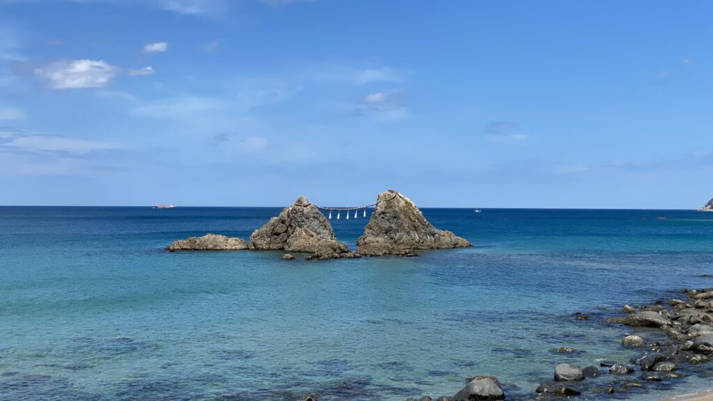 糸島観光① 夫婦岩は景勝地として大人気 広がった日本海に並ぶ2つの岩