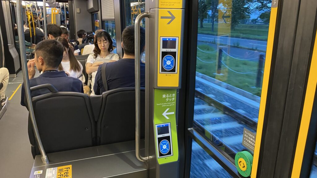 Suicaなどの交通系ICカードでの乗車が基本