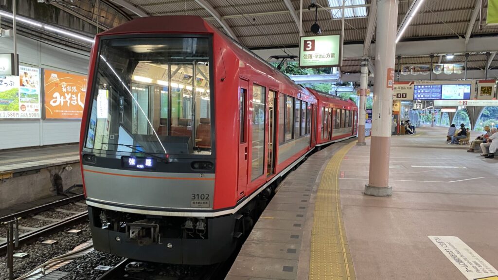 赤い車体が特徴的な箱根登山鉄道の車両