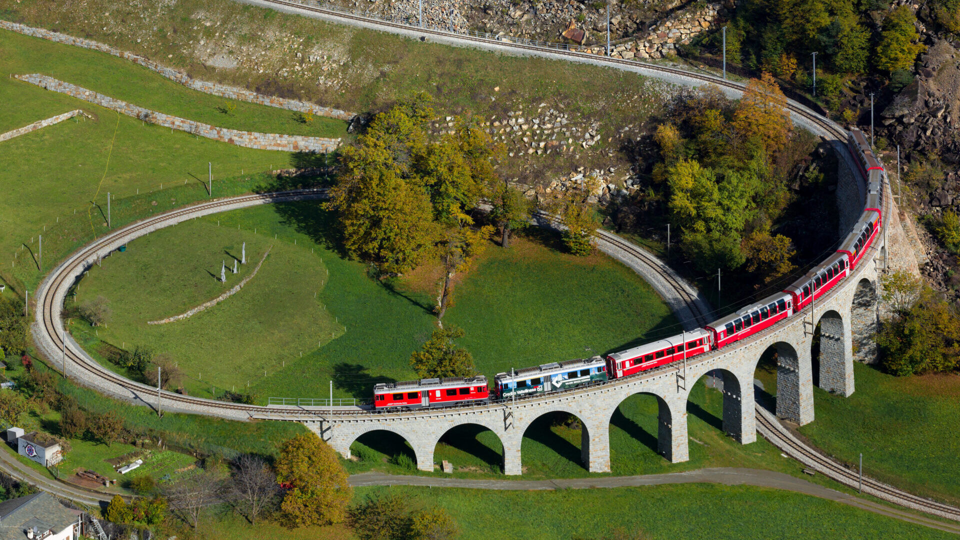 スイス・レーティッシュ鉄道をモデルにした登山鉄道