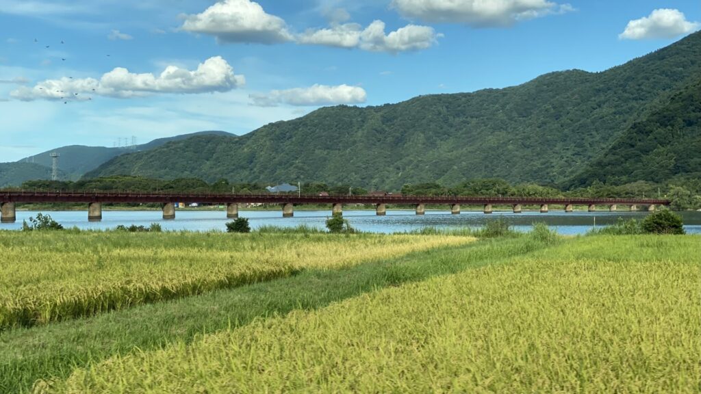 京都丹後鉄道の由良川橋梁は「海の上の線路」として有名