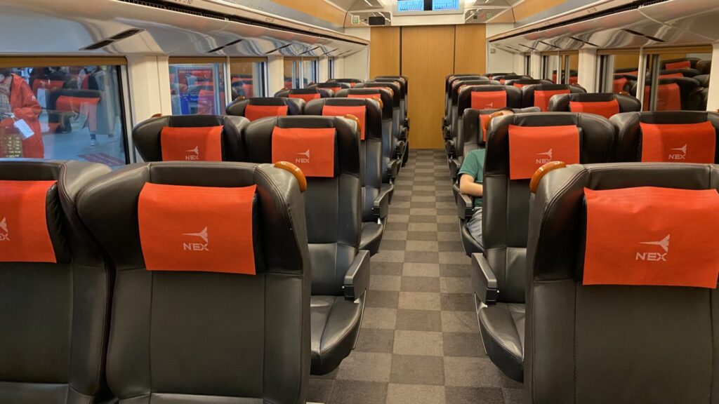 特急成田エクスプレスのグリーン車 高級感ある座席だが、2＋2の配列