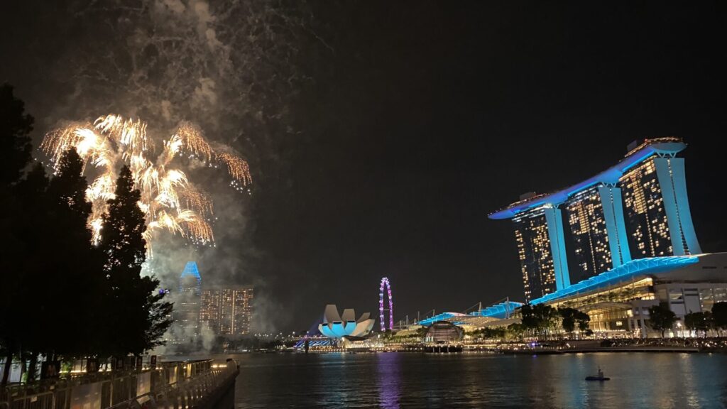 シンガポールの年越しカウントダウン-瞬間に打ち上げ花火