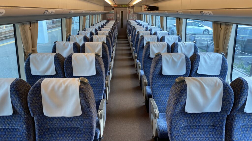 座席はJR西日本の特急列車としてはスタンダードな座席