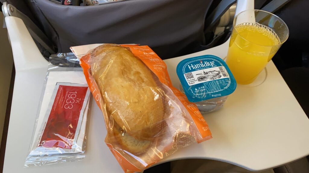 トルコ航空では国内線でも機内食の提供あり